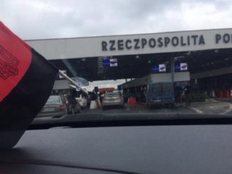 Straż Graniczna zatrzymała Ukraińca z banderowską flagą. Prokuratura umorzyła sprawę