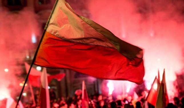 spadek Polski w rankingu demokracji