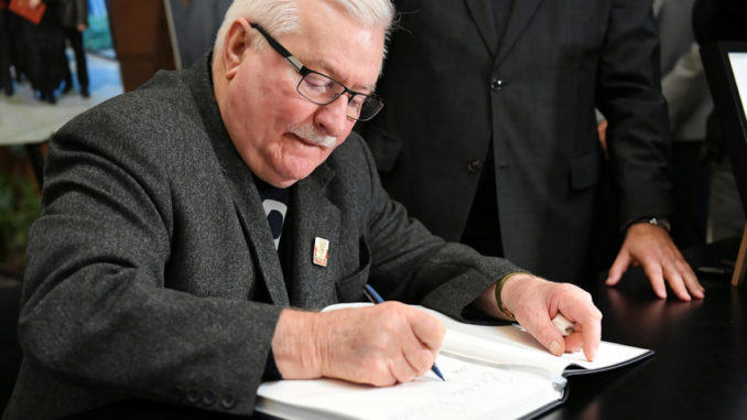 wpis Wałęsy w księdze kondolencyjnej