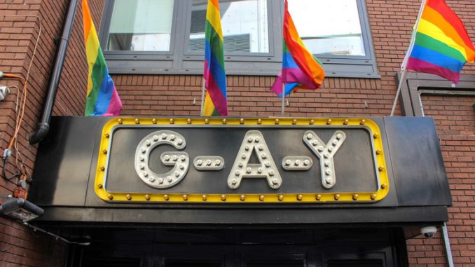 Organizator gejowskich imprez w Brukseli: REGULARNIE przyjeżdżają do mnie politycy PiS-u