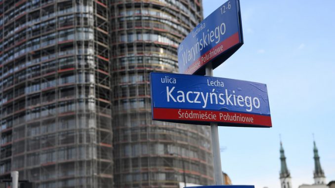 "Nie czas honorować Lecha Kaczyńskiego, gdy jego potomkowie okładają kobiety"