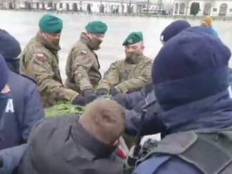 Policja i żołnierze walczą o wieniec dla Kaczyńskiego. Cyrk pod pomnikiem brata prezesa PiS [VIDEO]