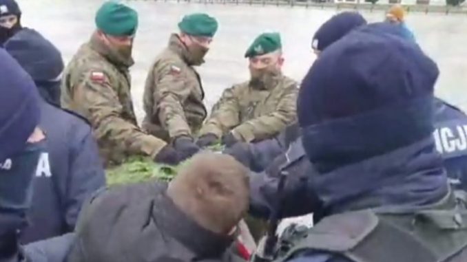 Policja i żołnierze walczą o wieniec dla Kaczyńskiego