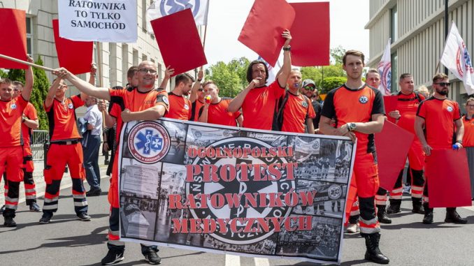 Protest ratowników medycznych w całej Polsce. „Traktują nas jak szczeniaka”