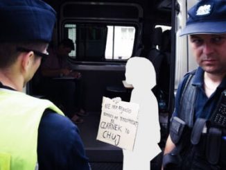 Policja zabrała 17-latce transparent z napisem: „Czarnek to c**j”. „Chciałam pokazać swój sprzeciw”