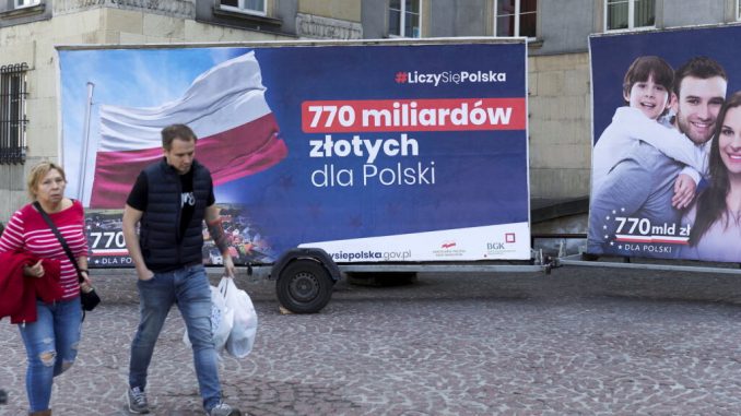 Billboardy PiS za pieniądze z UE owiane tajemnicą. Reklama Unii czy polskiego rządu?