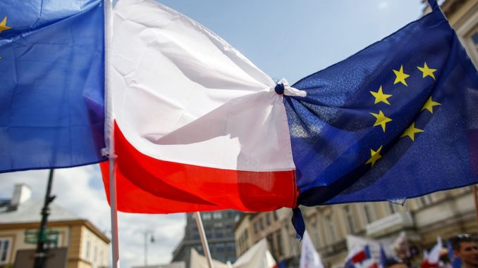 Wojna z Brukselą nie podoba się Polakom. Większość chce zgody z Unią Europejską [SONDAŻ]