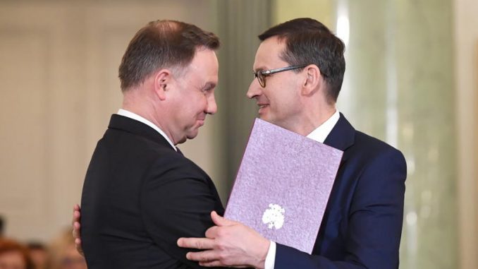 Andrzej Duda i Mateusz Morawiecki ze złymi ocenami od Polaków. Kiepsko wypada także rząd