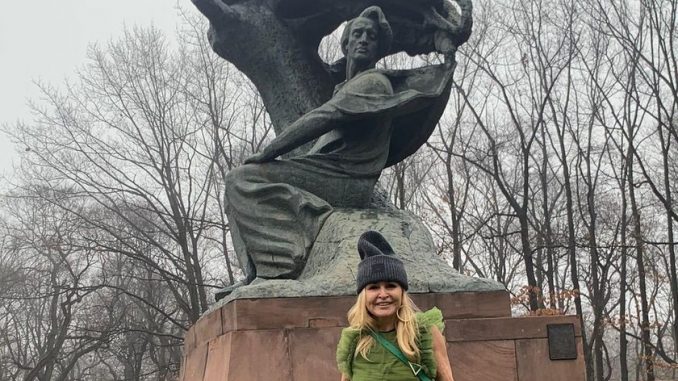 Dzisiaj finał Konkursu Chopinowskiego. Monika Olejnik zapozowała przed pomnikiem Chopina i wbiła szpilę Morawieckiemu