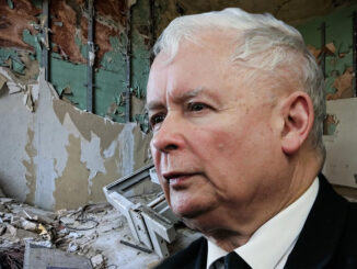 Kaczyński żyje w ruinie. Na głowę wali się dach