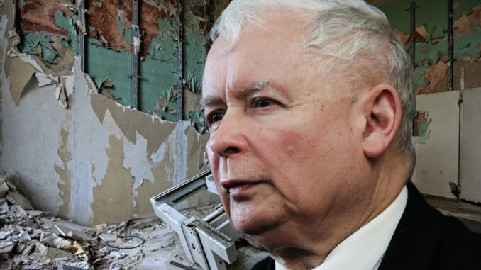 Kaczyński żyje w ruinie. Na głowę wali się dach