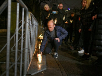 Politycy KO zapalili znicze przed siedzibą TK. "Ofiary nieludzkiego prawa"