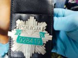 Mężczyźni w mundurach wyciągnęli kierowcę z auta i go okradli. Przebierańców zatrzymała policja