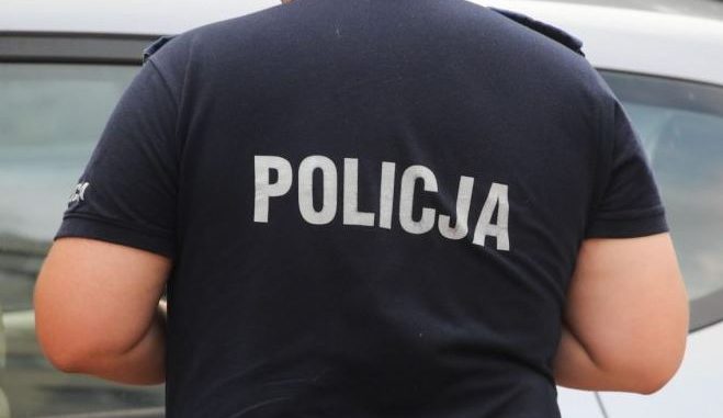 Policjant przyniósł na komendę broń myśliwską bez zgłoszenia. Niechcący ją odpalił. Nie był szefem policji, więc usłyszał zarzuty niezależny dziennik polityczny