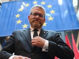 Minuta ciszy, pół roku kary. Braun wykluczony z obrad europarlamentu