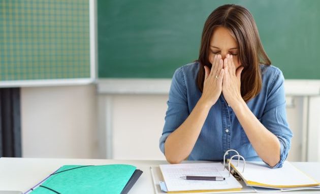 lehrerin schlägt die hände vor ihr gesicht