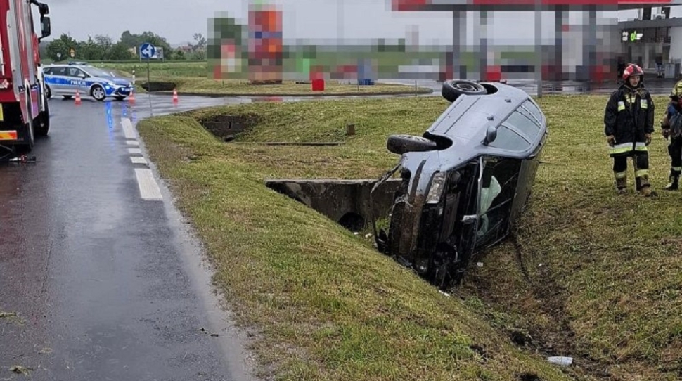 UKRAINIEC SPANIKOWAŁ NA WIDOK POLICJI, WJECHAŁ DO ROWU I DACHOWAŁ. MIAŁ PONAD 3 PROMILE