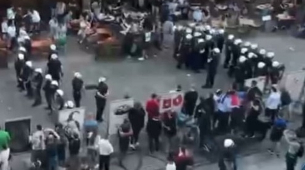 KIBICE ZAGRANICZNYCH DRUŻYN STARLI SIĘ WE WROCŁAWIU. ZDEMOLOWALI RYNEK I PLAC SOLNY [+VIDEO]