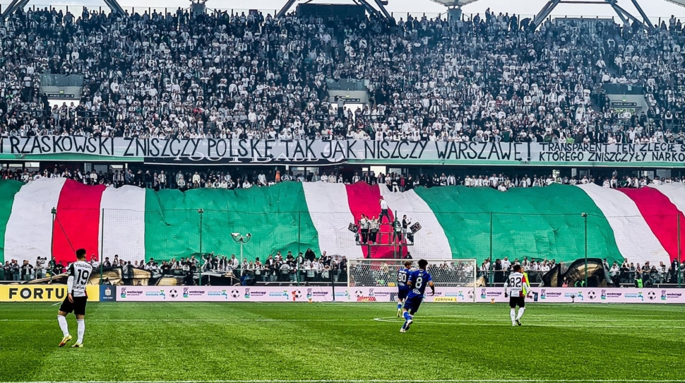 “ZNISZCZY POLSKĘ”. KIBICE LEGII WARSZAWA ZNÓW UDERZAJĄ W TRZASKOWSKIEGO