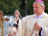 Biskup z Radomia ukrywał pedofilię. Teraz znów bierzmuje młodzież
