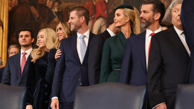 od-lewej-michael-boulos-tiffany-trump-lara-trump-eric-trump-jared-kushner-ivanka-trump-i-donald-trump-jr