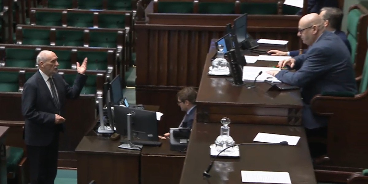 Macierewicz wtargnął na mównicę. Zaczął strofować Tomczyka. „Kłamstwa i bezczelności”