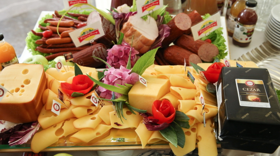 ONET: WYKRADZIONA Z POLSKICH MAGAZYNÓW POMOCY HUMANITARNEJ ŻYWNOŚĆ SPRZEDAWANA NA SŁOWACJI