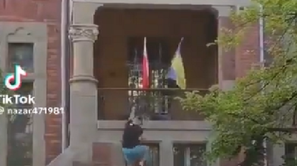 ZDJĄŁ UKRAIŃSKIE FLAGI I ZAWIESIŁ FLAGI POLSKI. ZOSTAŁ ZATRZYMANY PRZEZ POLICJĘ