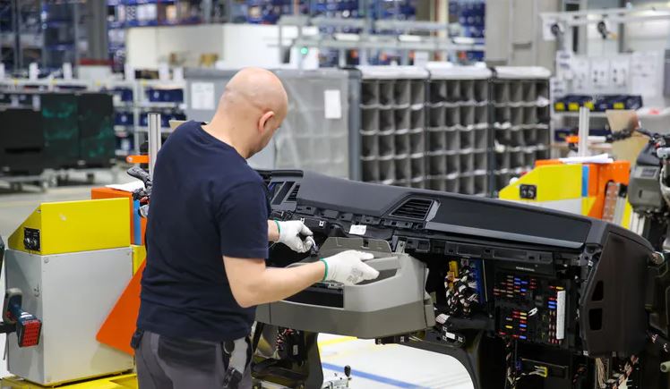 Zwolnień grupowych 6-krotnie więcej, bezrobocie spada. Co się dzieje?