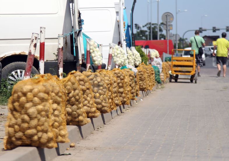 Sprzedaje worek młodych ziemniaków. Takiego dopisku nikt się nie spodziewał
