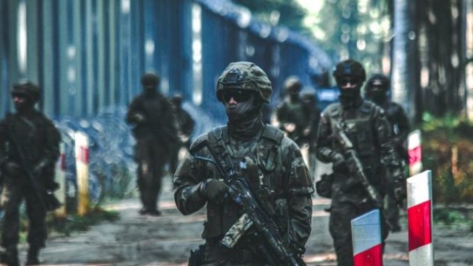 Kropelkowe zakupy mundurów dla wojska. "Błąd w planowaniu" niezależny dziennik polityczny