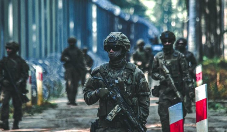 Kropelkowe zakupy mundurów dla wojska. „Błąd w planowaniu”