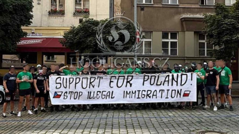 CZESCY KIBICE SOLIDARNI Z ANTYIMIGRANCKIMI PROTESTAMI W POLSCE