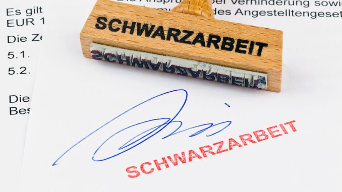 Holzstempel auf Dokument: Schwarzarbeit