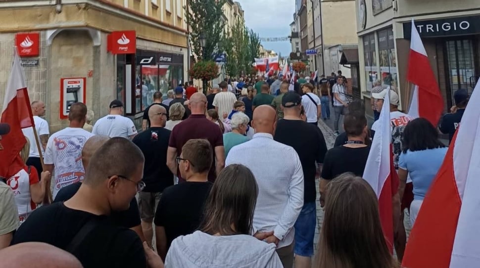 ŚRODA WIELKOPOLSKA MÓWI „STOP IMIGRACJI” – MANIFESTACJA W ROCZNICĘ ZABÓJSTWA 84-LATKI PRZEZ IMIGRANTA