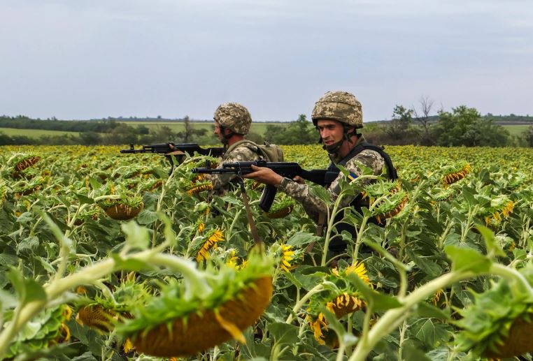 „Duża armia sowiecka bije małą sowiecką”. Kryzys, który pożera ukraińskie wojsko