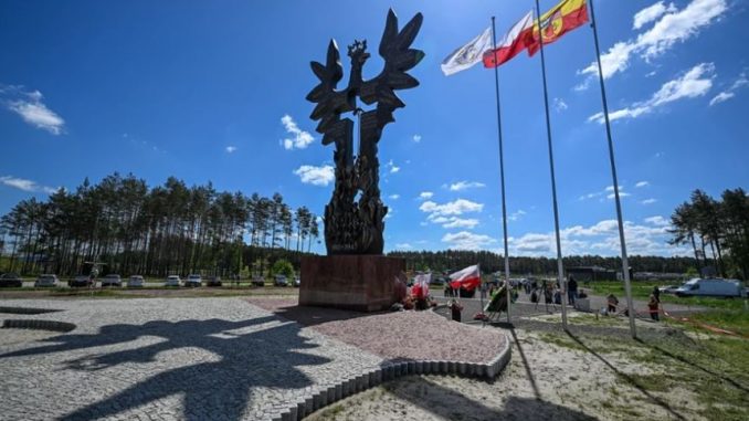 Banderowska flaga i "Chwała UPA" na pomniku. 17-letni Ukrainiec w rękach ABW niezależny dziennik polityczny