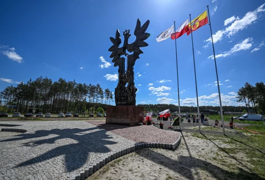 Banderowska flaga i „Chwała UPA” na pomniku. 17-letni Ukrainiec w rękach ABW