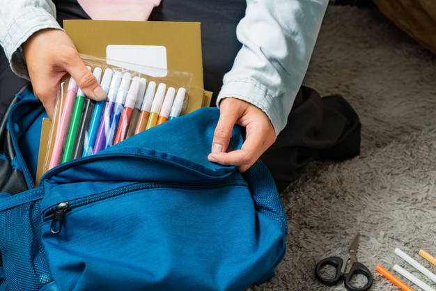 Od kilkuset do ponad tysiąca złotych muszą wydać rodzice na szkolną wyprawkę dla dziecka. Rodzice narzekają: Edukacja powinna być bezpłatna