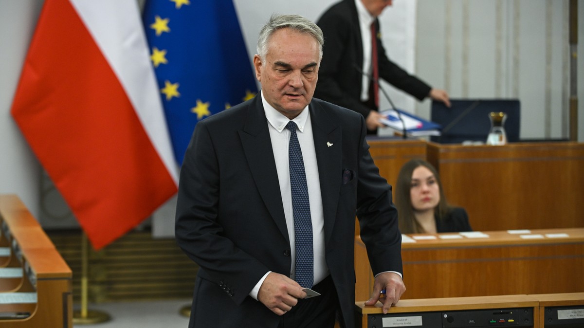 Były premier wskazał na głośne wypowiedzi Szymona Hołowni. „Brak precyzji powoduje bajzel”