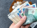 Młodzi Polacy coraz częściej popadają w długi. Alarmujące dane KRD