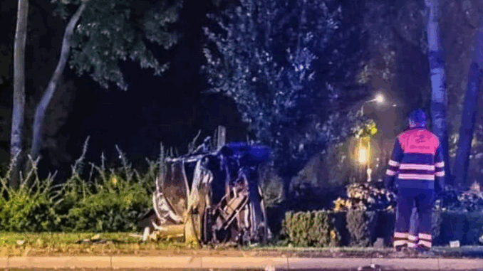 Tragiczny wypadek w centrum Krakowa. Samochód wbił się w drzewo niezależny dziennik polityczny