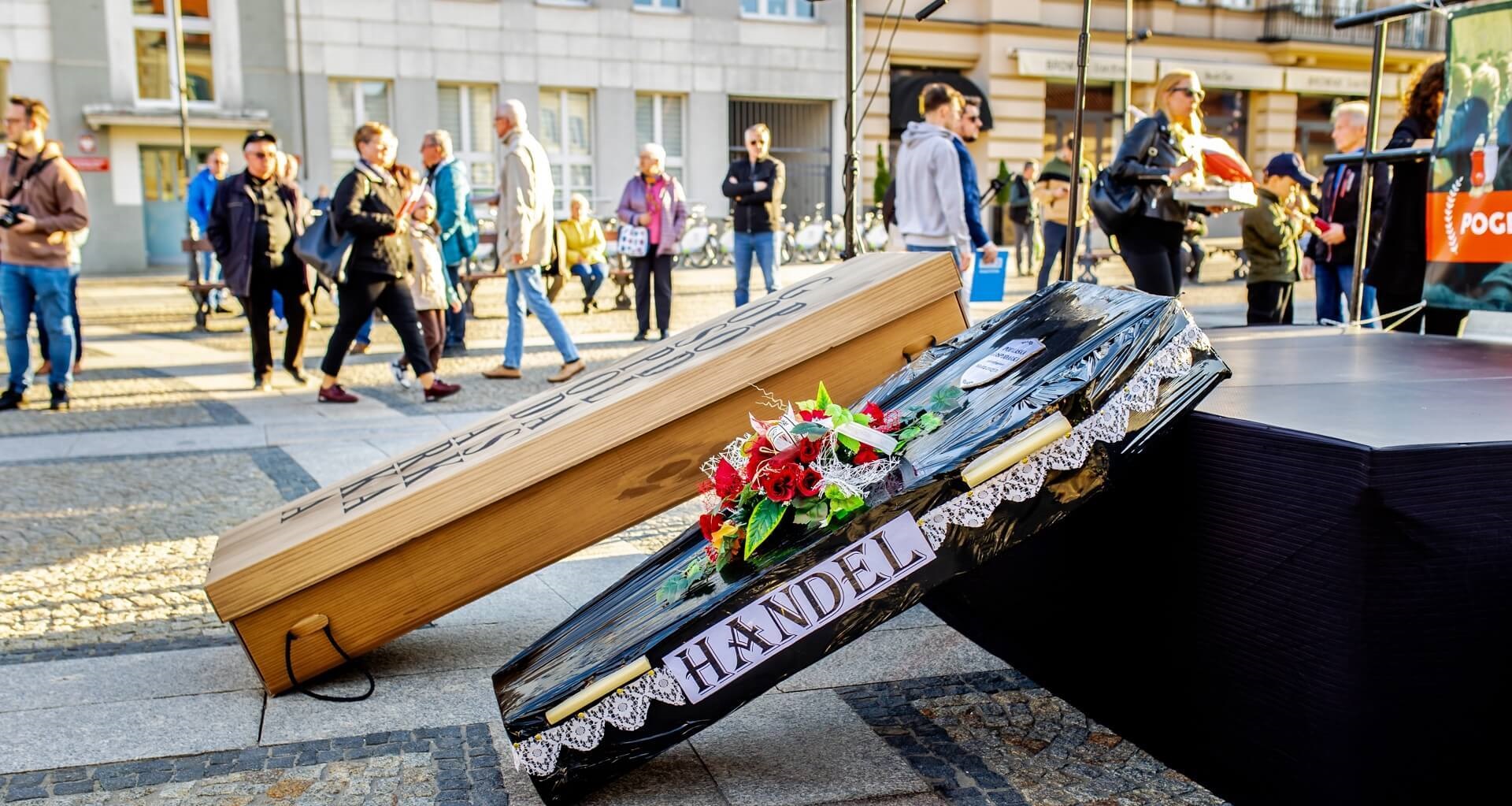 Dlaczego sankcje wprowadza rząd, a cierpią zwykli obywatele?