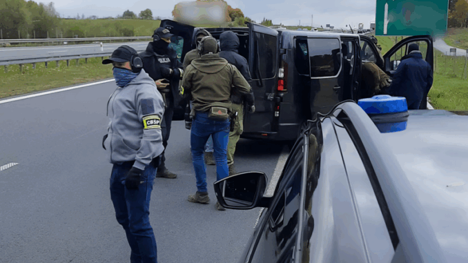 Służby rozbiły grupę groźnych gangsterów. Wśród zatrzymanych żołnierz niezależny dziennik polityczny
