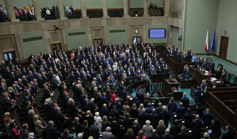 Sejmowe wódka, koniak, gin i amaretto. Ujawniamy, co politycy mogą wypić w „barze za kratą”