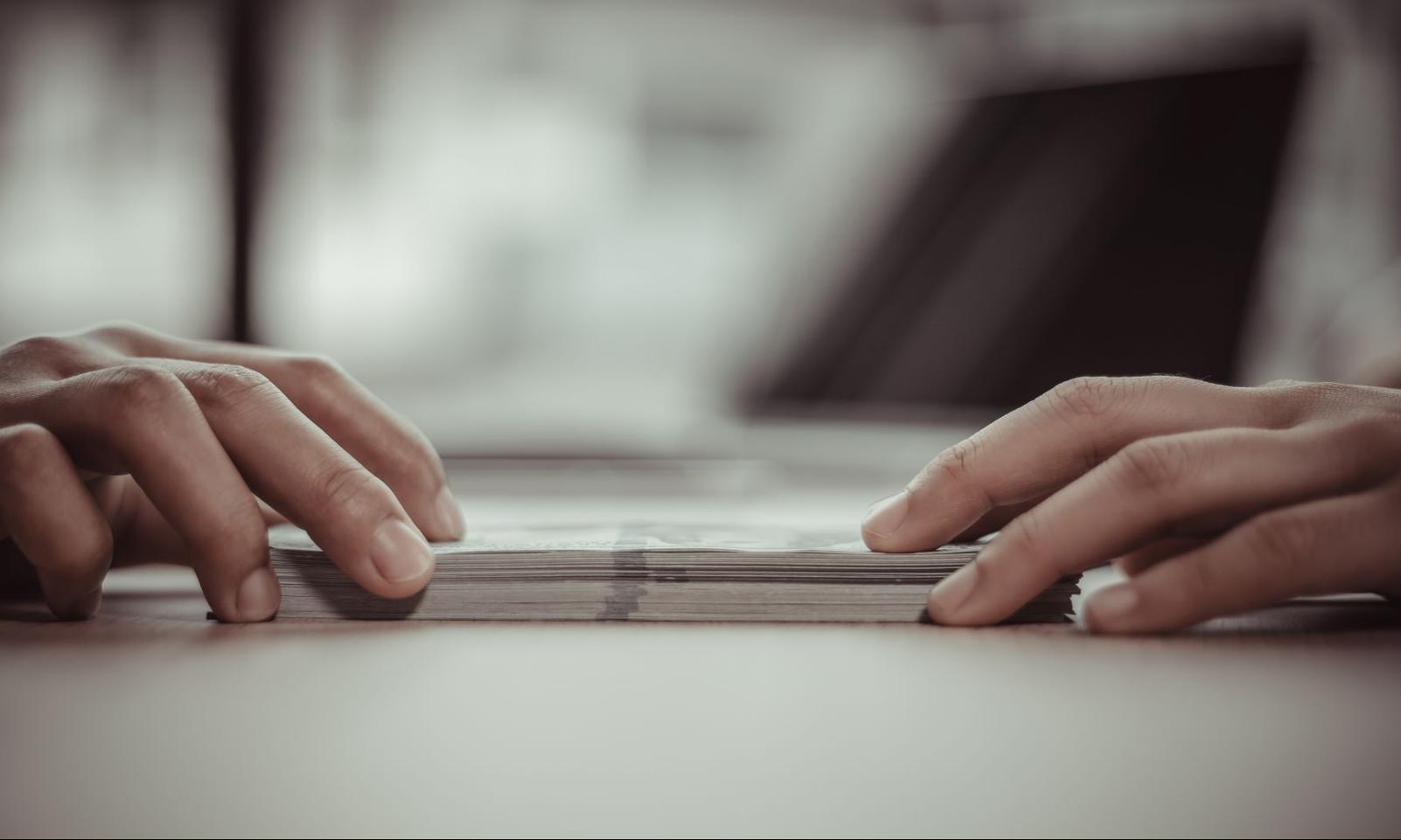 Polskie mundury w cieniu korupcji: Kiedy strażnicy stają się złodziejami?