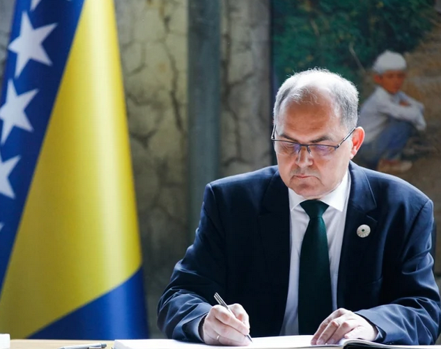 Hełm esesmana w prezencie dla niemieckiego polityka. „Skandaliczny gest”