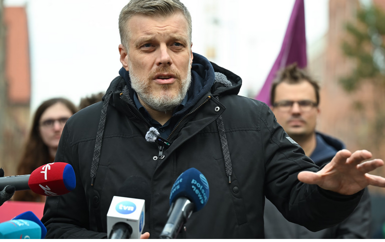 „Prezent dla przekręciarzy”. Adrian Zandberg uderza w Karola Nawrockiego