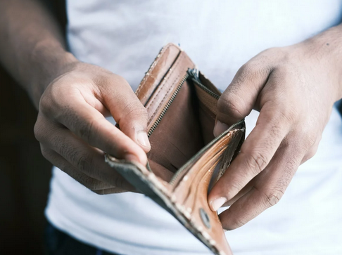 „Trzy raty od bezdomności”. Milion Polaków żyje na progu przetrwania