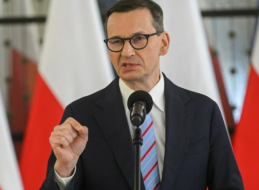 „Oczywiście, iż pojechał na ferie!”. Morawiecki kpi z Tuska